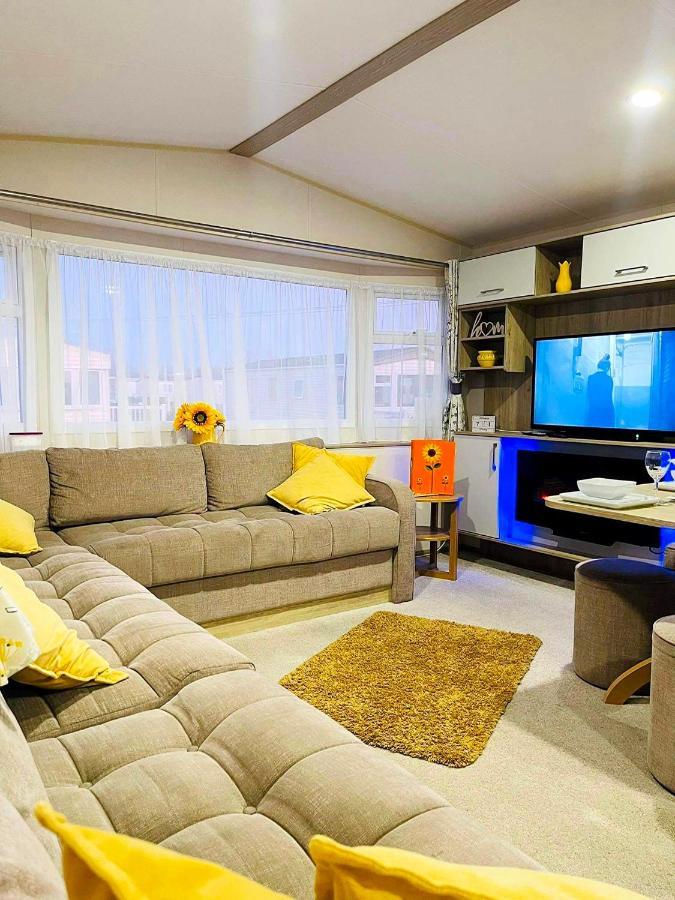The Sunflower Luxury Caravan At Tattersall Lakes Tattershall Exterior foto